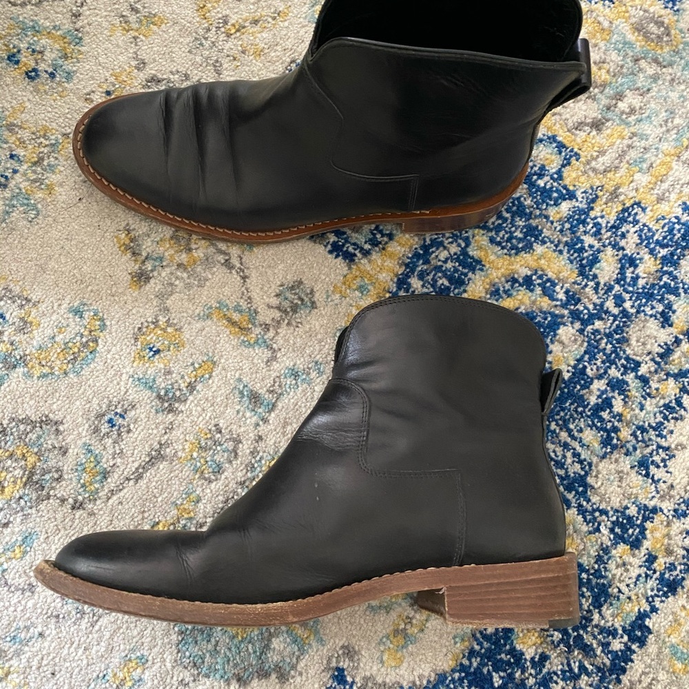 Black Via Spiga Booties, gently used for 1 winter. Too small for me…